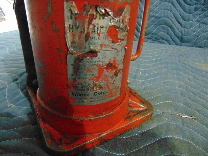 lot 112 image: Bottle Jack