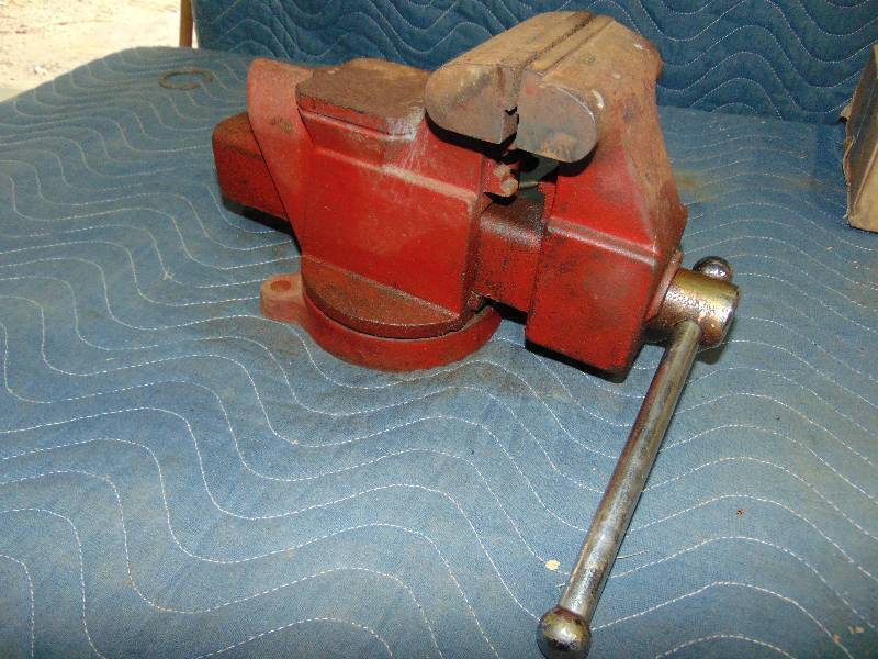 lot 113 image: Bench Vise