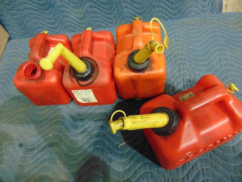 lot 153 image: Lot of Small Gas Tanks