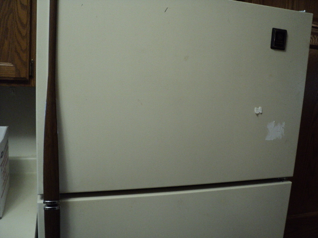 lot 7 image: General Electric refrigerator and f...