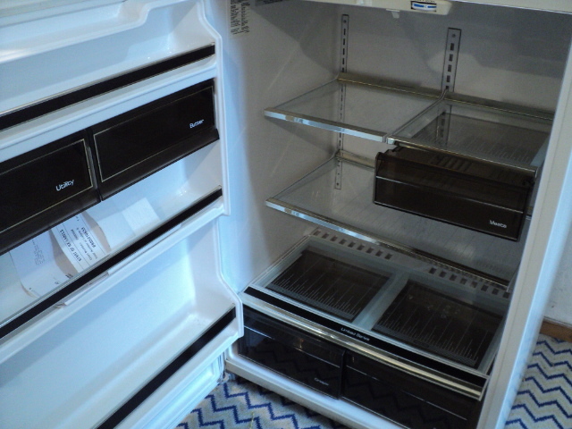 lot 10 image: Whirlpool refigerator and freezer, ...