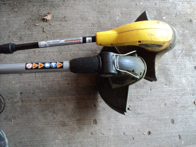 lot 15 image: Lot of 2 lawn trimmers, both work, ...
