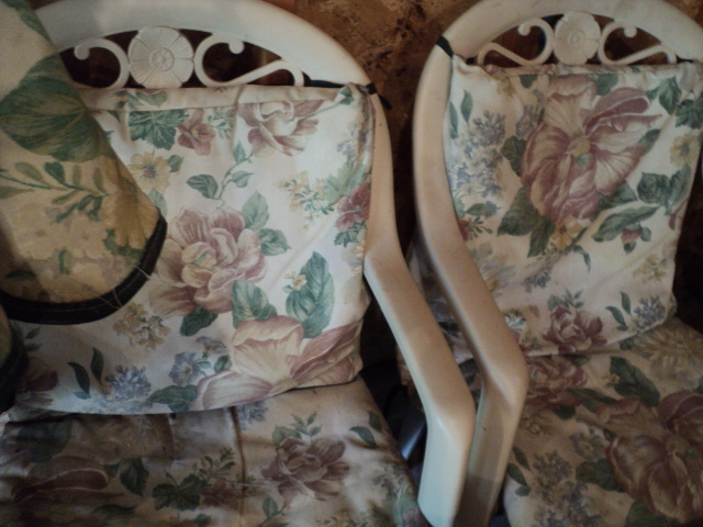 lot 32 image: Patio umbrella, stand and 2 chairs...