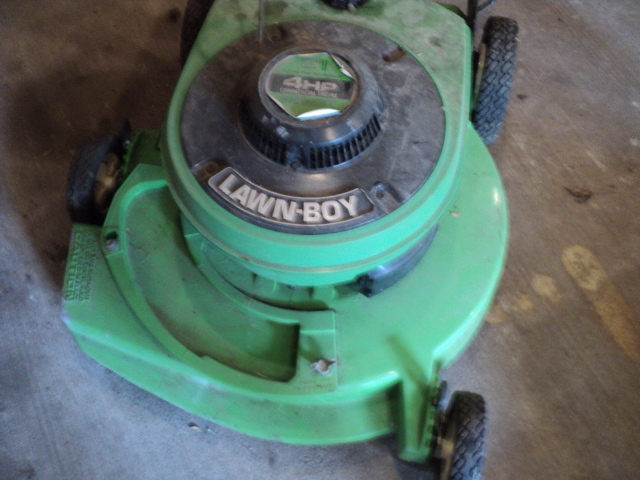 lot 33 image: Lawn boy 21 push mower starts with...