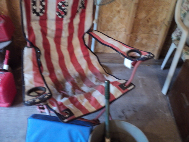 lot 35 image: Lawn chair, electric fan, garden sh...
