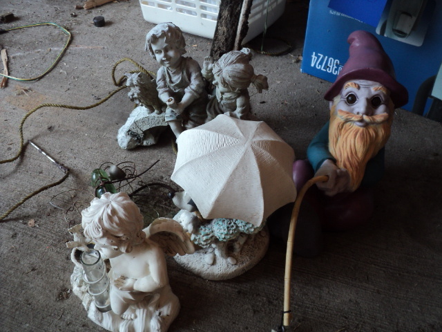 lot 44 image: Lot of garden dcor...