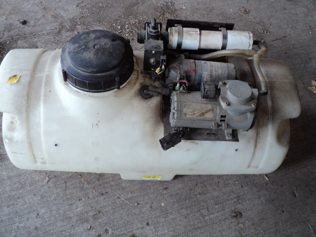 lot 49 image: 14 Gallon tank with spray pump...