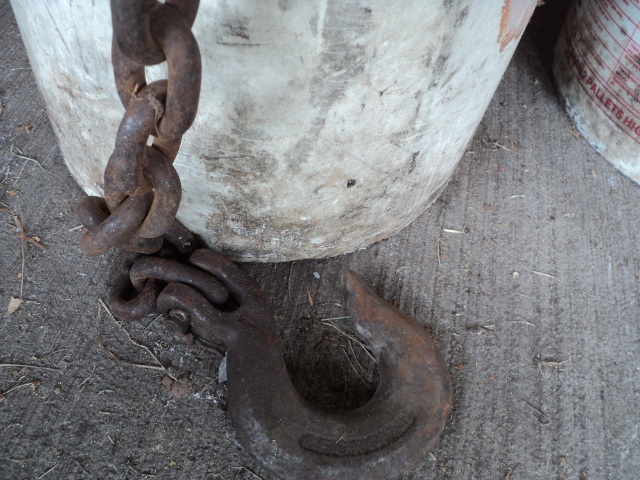 lot 54 image: Heavy tow chain in bucker...