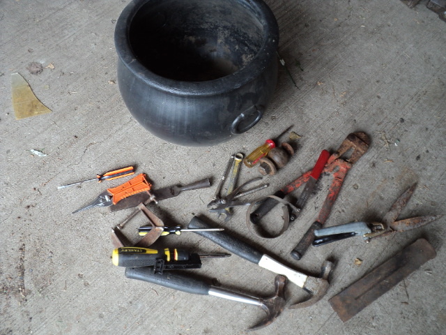lot 68 image: Plastic planter full of tools...