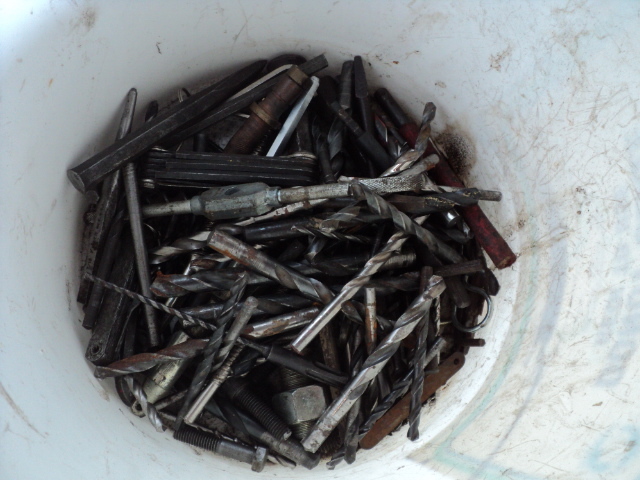 lot 77 image: Bucket full of drill bits...