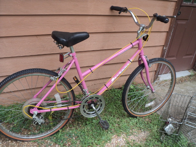 lot 78 image: Girls Savannah bike with basket, ...