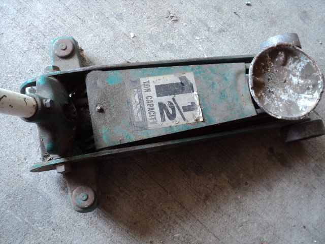 lot 90 image: 1 12 ton floor jack...