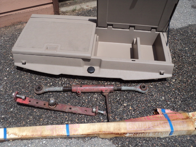 lot 98 image: Automotive lot, tailgate protector,...