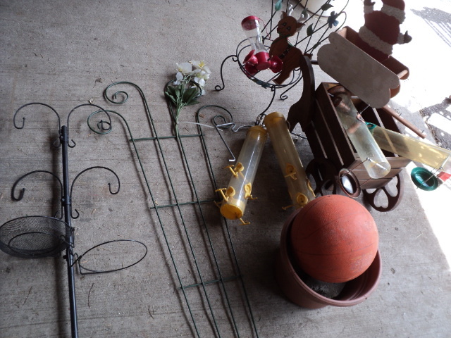 lot 115 image: Lot of garden dcor...
