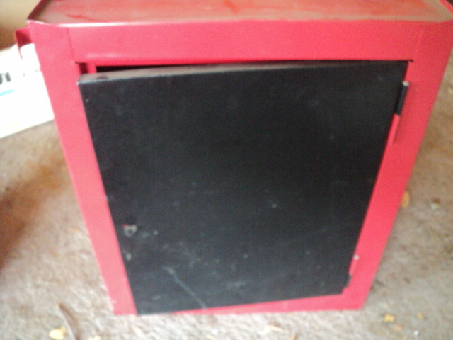 lot 119 image: Metal tool box measures 11 x 16 x 1...