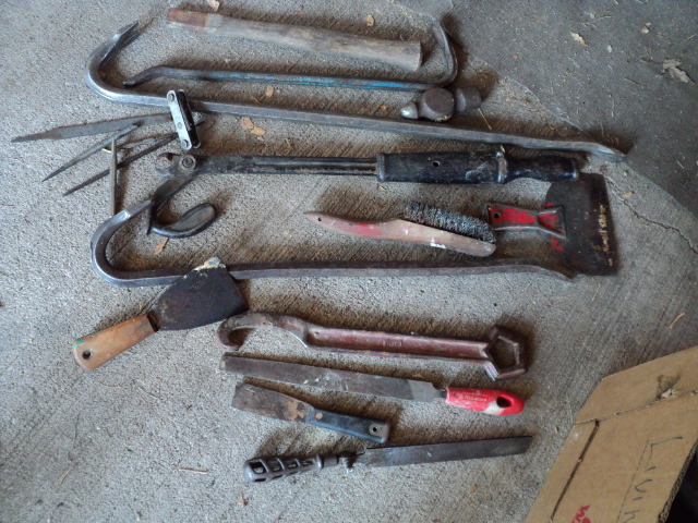 lot 120 image: Lot of pry bars and other tools...