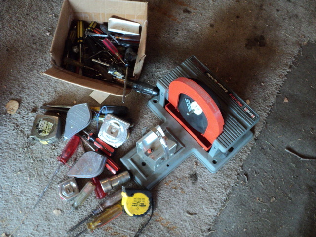 lot 121 image: Lot of hand tools and a grinder wit...
