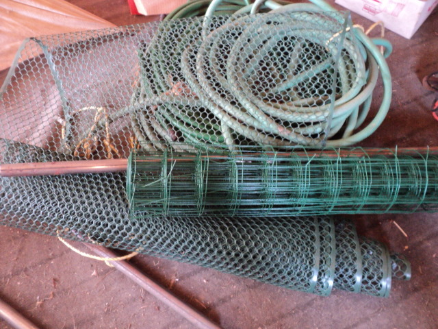 lot 140 image: Lot of garden fence, hose, tools an...