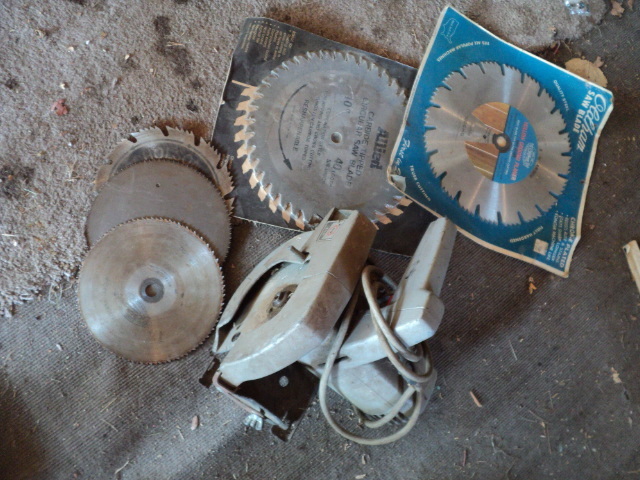 lot 143 image: Black n Decker circular saw with bl...