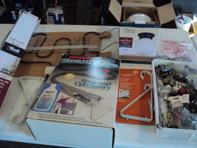 lot 174 image: Lot of household items, Light, blin...