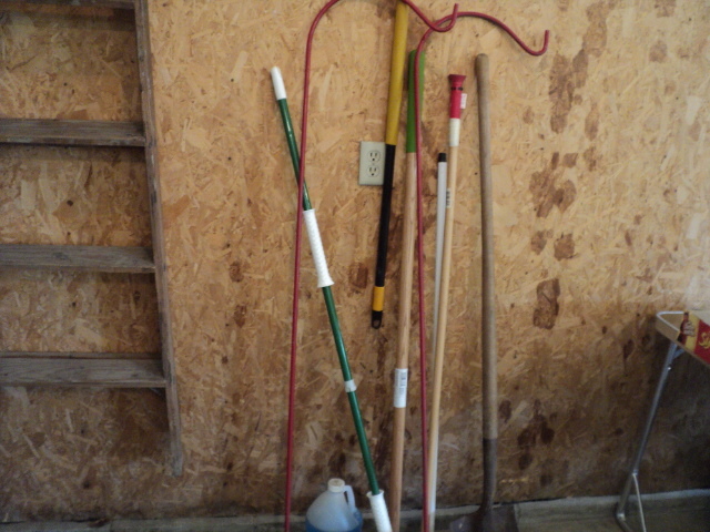 lot 177 image: Lot of garden tools, hooks and more...
