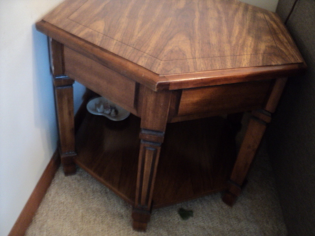 lot 188 image: 2 end tables and 2 lamps with decor...