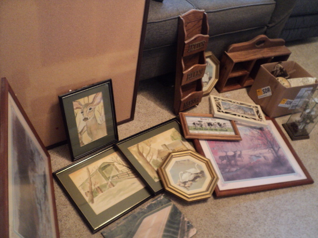 lot 190 image: Lot of pictures and dcor...