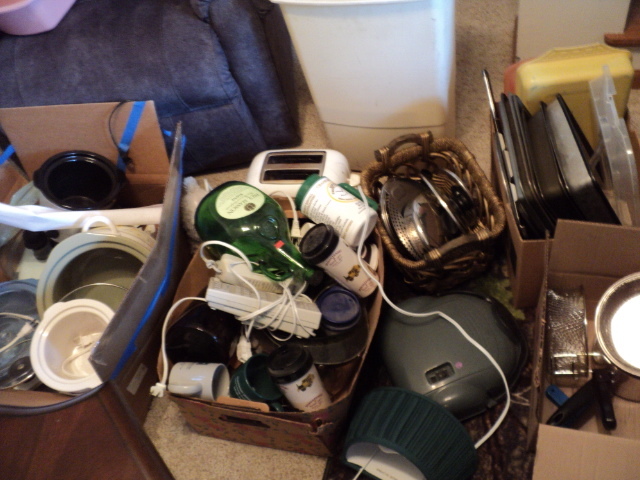 lot 193 image: 3 crock pots toaster kitchen items ...