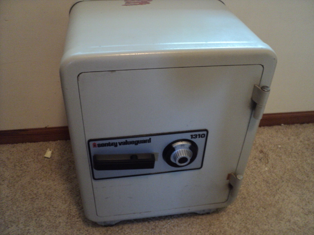 lot 216 image: Sentry Valuegard safe, seller has c...