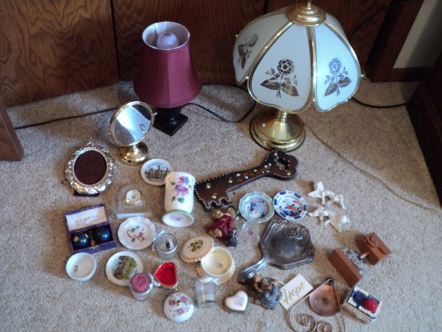lot 227 image: Lamps and decorative items...