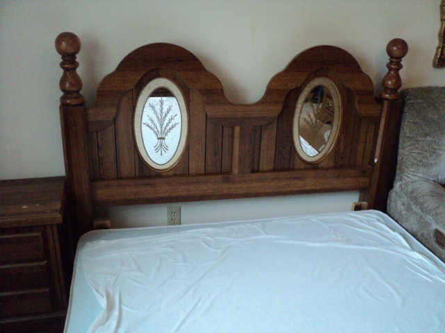 lot 231 image: Queen Bed, headboard, nightstand, a...