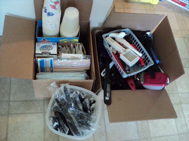 lot 236 image: Lot of utinsels and disposable prod...