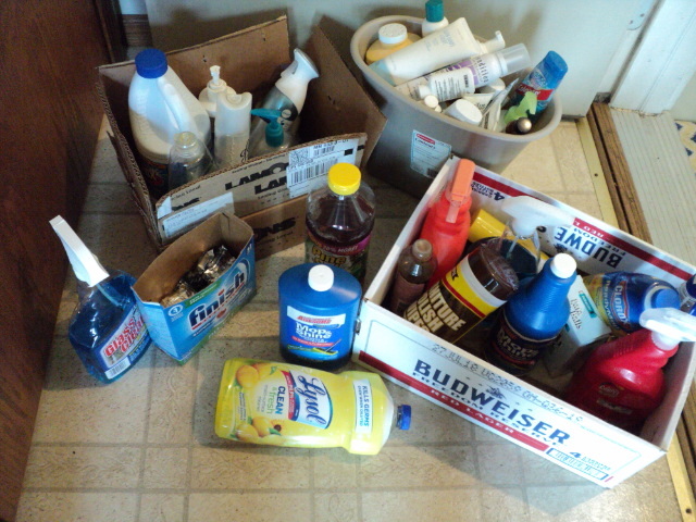 lot 237 image: Lot of cleaning and bathroom bottle...