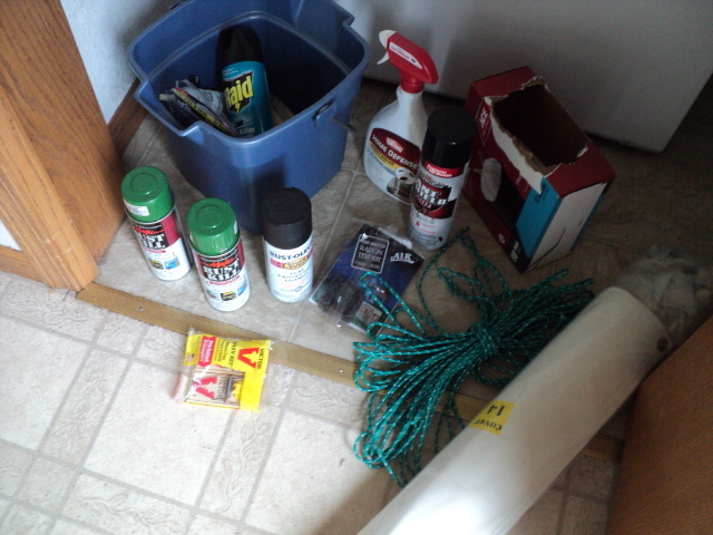 lot 239 image: Lot of spraypaint and handy items, ...