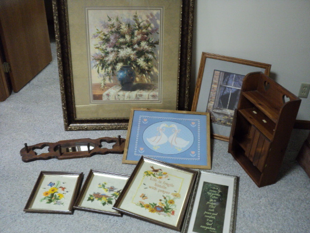 lot 249 image: Lot of pictures and dcor...