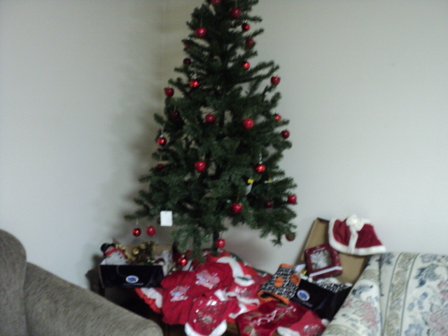lot 256 image: Christmas tree, dcor and small pe...