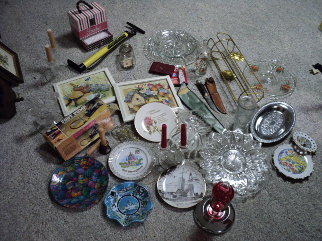 lot 270 image: Lot of decorative and glass items...