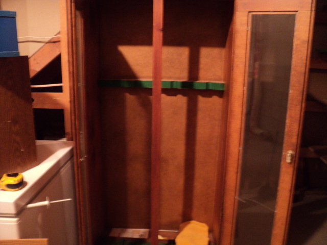 lot 284 image: Gun cabinet, Gun cabinet with clean...