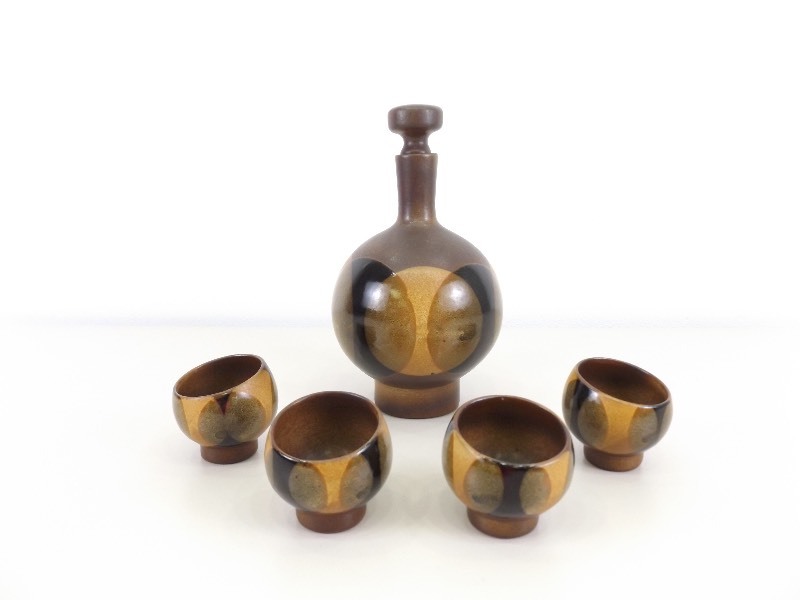 lot 4 image: Mid Century Modern Stoneware Decanter with 4 Cups