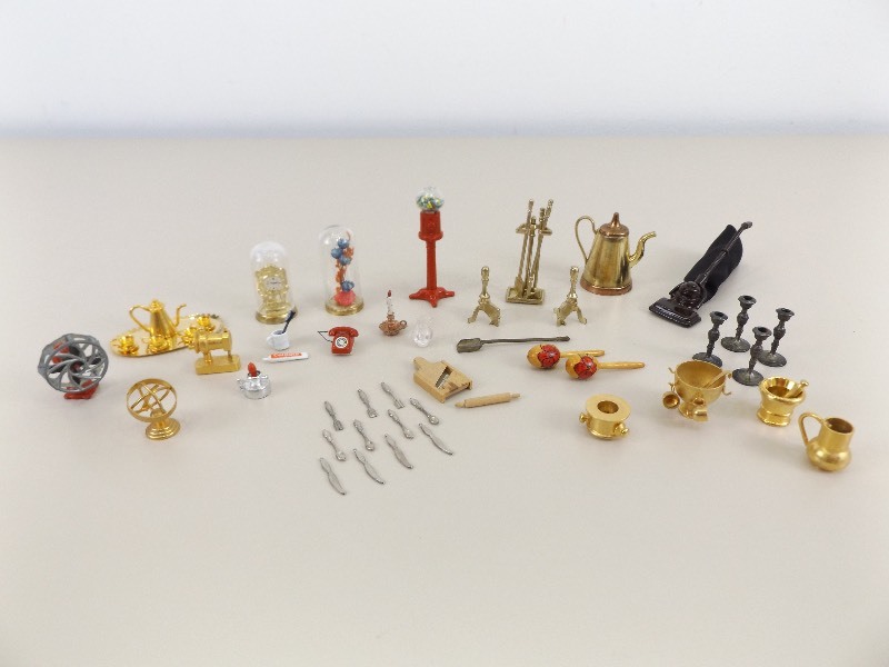 lot 6 image: Vintage DollhouseShadow Box Miniatures 