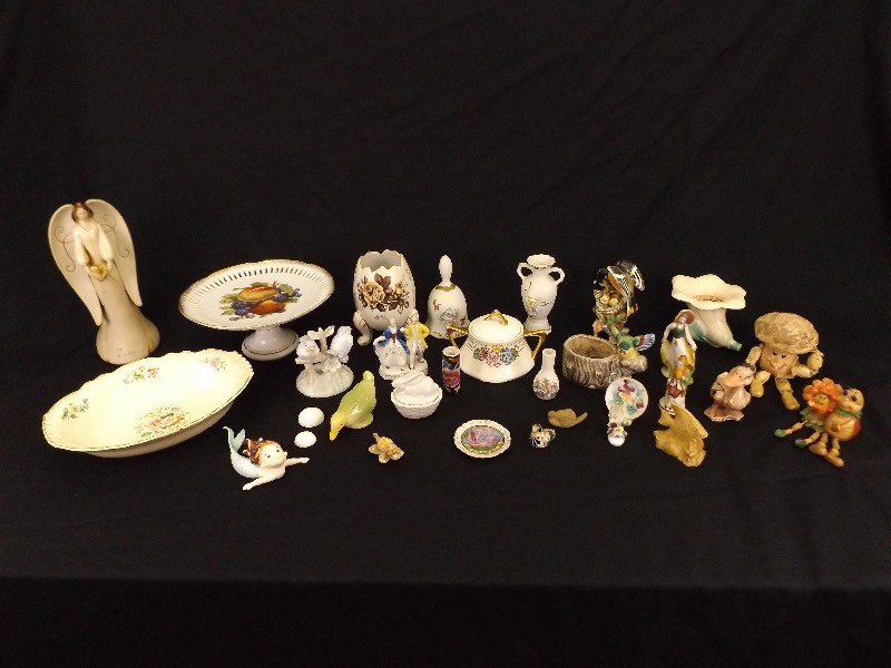 lot 14 image: Large Lot of Vintage Figurines 
