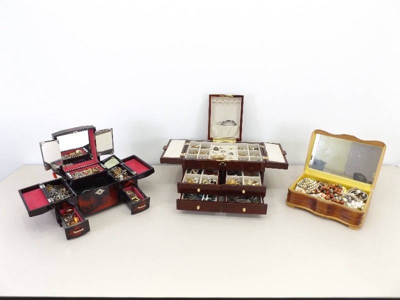 lot 20 image: 3 Jewelry Boxes FILLED with Vintage Costume Jewelry