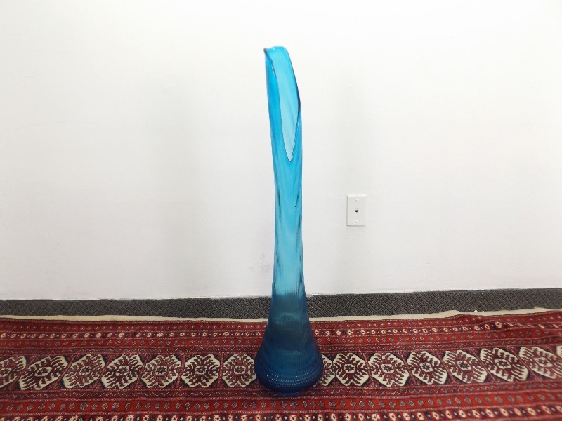 lot 24 image: Large 39.5 Vintage Art Glass Vase