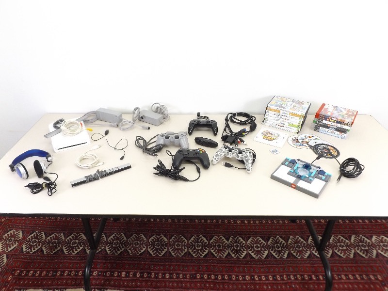 lot 26 image: Lot of Miscellaneous XBox, Wii, Nintendo, Playstation, etc.