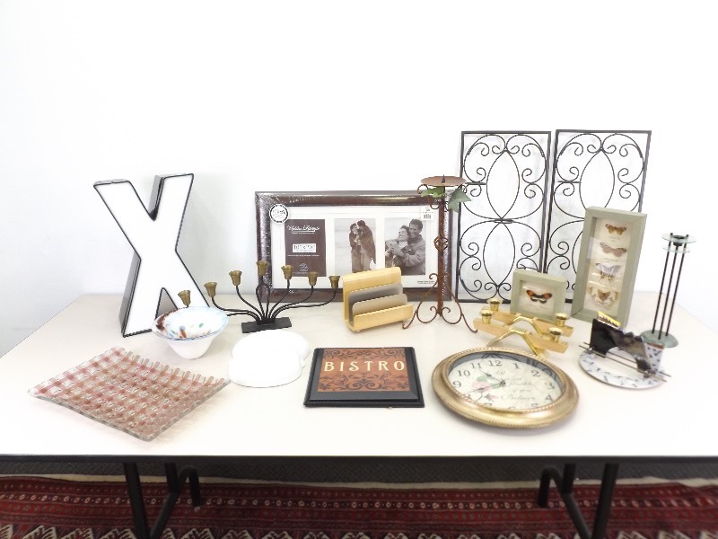 lot 37 image: Large Lot of Modern Decor