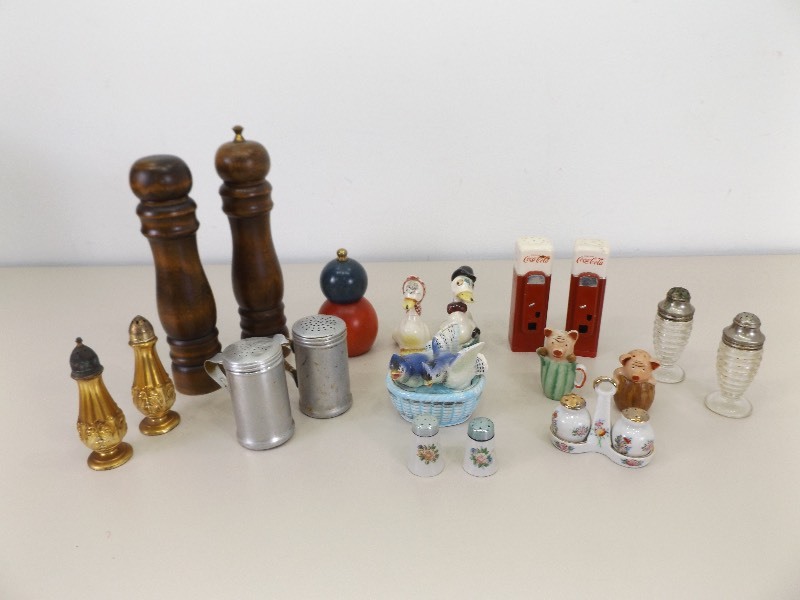 lot 45 image: Lot of Vintage Salt and Pepper Shakers