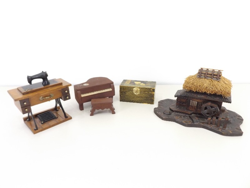 lot 47 image: Lot of Vintage Music Boxes