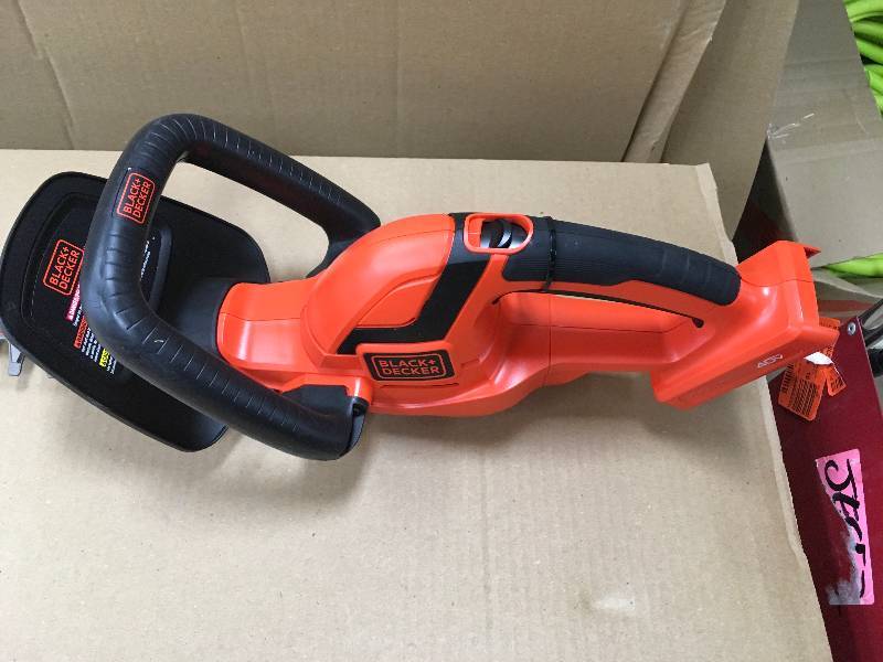 lot 12 image: Black & Decker 24 in. 40-Volt MAX Lithium-Ion Cordless Hedge Trimmer tool only in working conditions