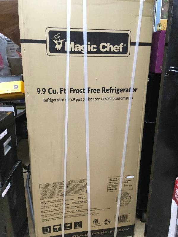 lot 98 image: Magic Chef 9.9 cu. ft. Top Freezer Refrigerator in White New