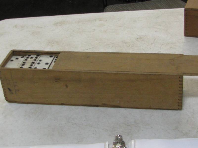 lot 16 image: Dominos